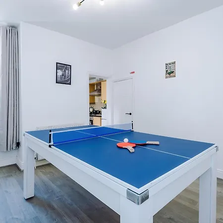 Stunning In Salford With Free Parking, Office, Pool & Ping Pong Table Holiday home