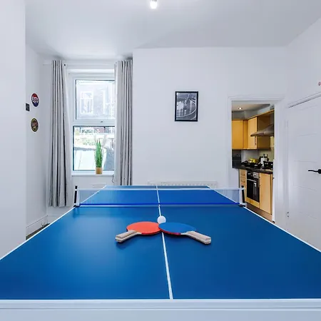 Holiday home Stunning In Salford With Free Parking, Office, Pool & Ping Pong Table *