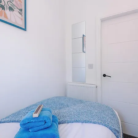 Stunning In Salford With Free Parking, Office, Pool & Ping Pong Table * مانشستر