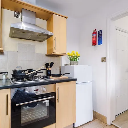 Stunning In Salford With Free Parking, Office, Pool & Ping Pong Table