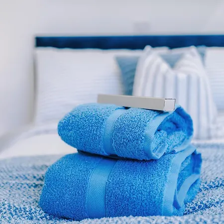 Semesterbostad Stunning In Salford With Free Parking, Office, Pool & Ping Pong Table