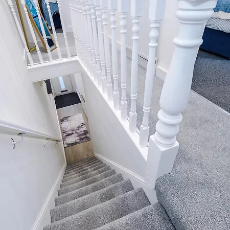 Stunning In Salford With Free Parking, Office, Pool & Ping Pong Table Holiday home Manchester