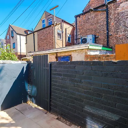 Holiday home Stunning In Salford With Free Parking, Office, Pool & Ping Pong Table Manchester