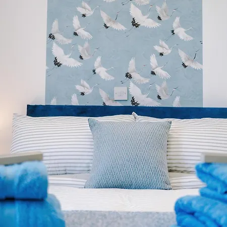 Stunning In Salford With Free Parking, Office, Pool & Ping Pong Table Manchester