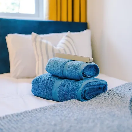 Stunning In Salford With Free Parking, Office, Pool & Ping Pong Table *