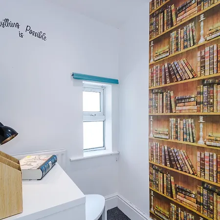 Stunning In Salford With Free Parking, Office, Pool & Ping Pong Table Holiday home