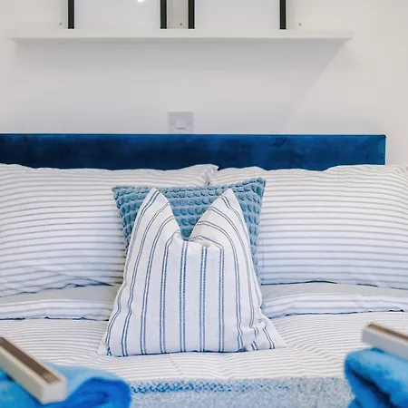 Stunning In Salford With Free Parking, Office, Pool & Ping Pong Table Semesterbostad Manchester