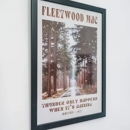 Holiday home Stunning In Salford With Free Parking, Office, Pool & Ping Pong Table Manchester