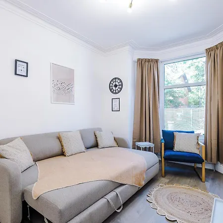 Stunning In Salford With Free Parking, Office, Pool & Ping Pong Table 曼彻斯特