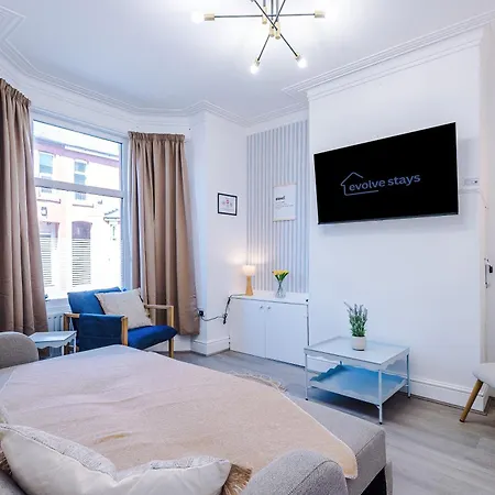 Stunning In Salford With Free Parking, Office, Pool & Ping Pong Table