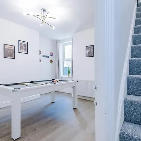 Semesterbostad Stunning In Salford With Free Parking, Office, Pool & Ping Pong Table