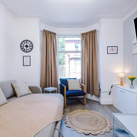 Stunning In Salford With Free Parking, Office, Pool & Ping Pong Table * 曼彻斯特