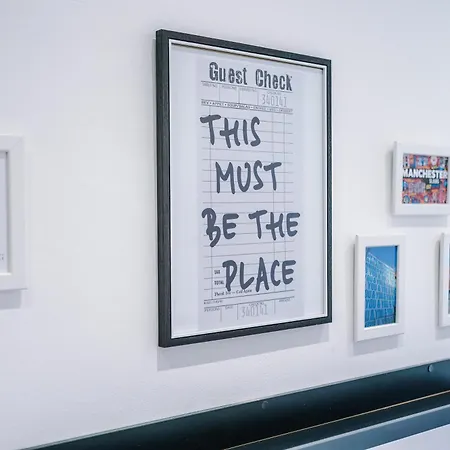 Stunning In Salford With Free Parking, Office, Pool & Ping Pong Table