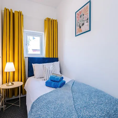 Stunning In Salford With Free Parking, Office, Pool & Ping Pong Table Holiday home