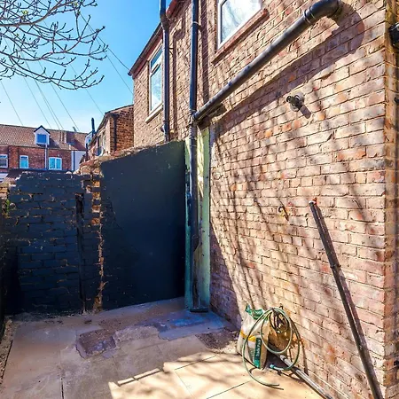 Holiday home Stunning In Salford With Free Parking, Office, Pool & Ping Pong Table *