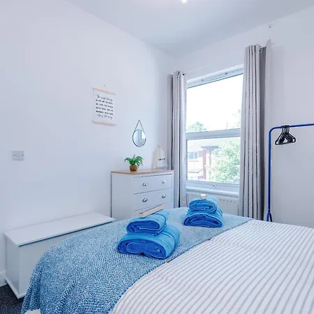 Stunning In Salford With Free Parking, Office, Pool & Ping Pong Table Holiday home Manchester