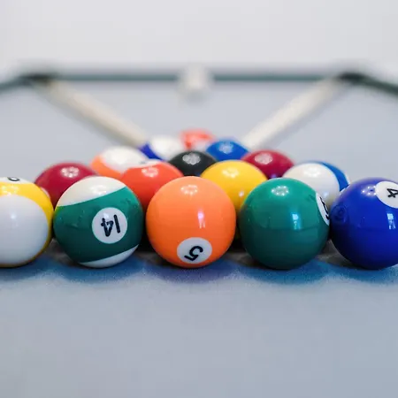 Stunning In Salford With Free Parking, Office, Pool & Ping Pong Table *