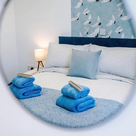 Semesterbostad Stunning In Salford With Free Parking, Office, Pool & Ping Pong Table