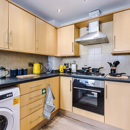 Stunning In Salford With Free Parking, Office, Pool & Ping Pong Table 度假居 *