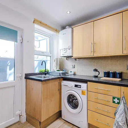Stunning In Salford With Free Parking, Office, Pool & Ping Pong Table Holiday home Manchester