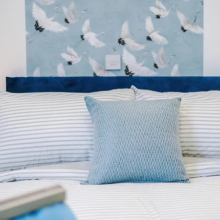 Stunning In Salford With Free Parking, Office, Pool & Ping Pong Table *