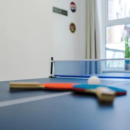 Stunning In Salford With Free Parking, Office, Pool & Ping Pong Table * Manchester