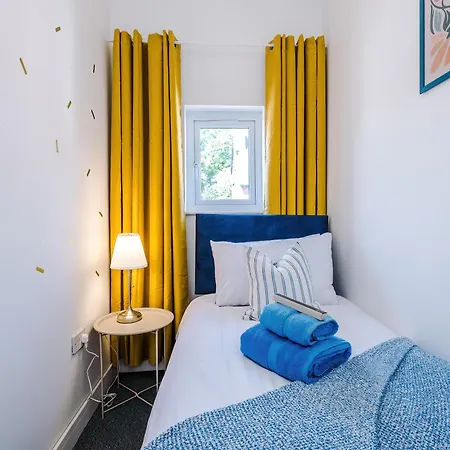 Holiday home Stunning In Salford With Free Parking, Office, Pool & Ping Pong Table