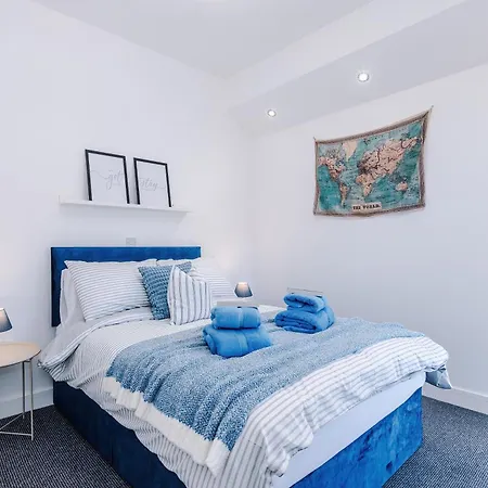 Stunning In Salford With Free Parking, Office, Pool & Ping Pong Table Holiday home Manchester