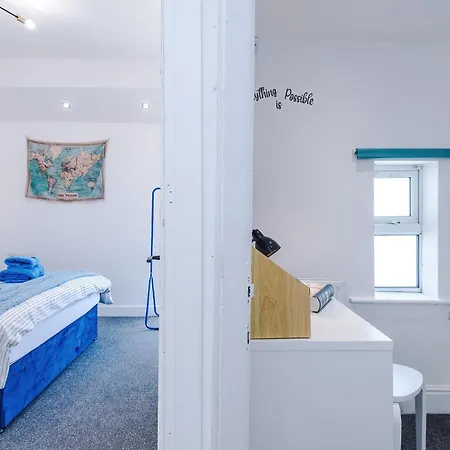 Stunning In Salford With Free Parking, Office, Pool & Ping Pong Table * 曼彻斯特