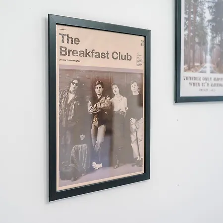 Stunning In Salford With Free Parking, Office, Pool & Ping Pong Table