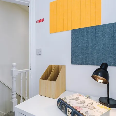 度假居 Stunning In Salford With Free Parking, Office, Pool & Ping Pong Table