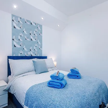 Stunning In Salford With Free Parking, Office, Pool & Ping Pong Table *