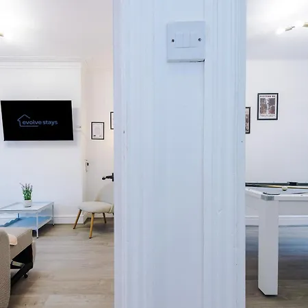 Stunning In Salford With Free Parking, Office, Pool & Ping Pong Table مانشستر