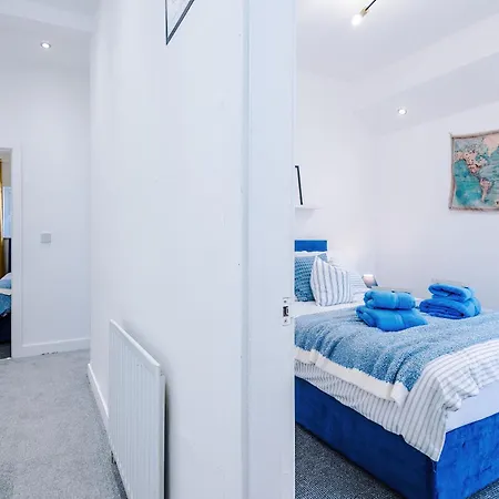 Holiday home Stunning In Salford With Free Parking, Office, Pool & Ping Pong Table