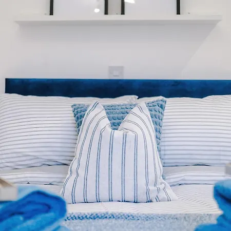 Stunning In Salford With Free Parking, Office, Pool & Ping Pong Table بيت للعطل مانشستر