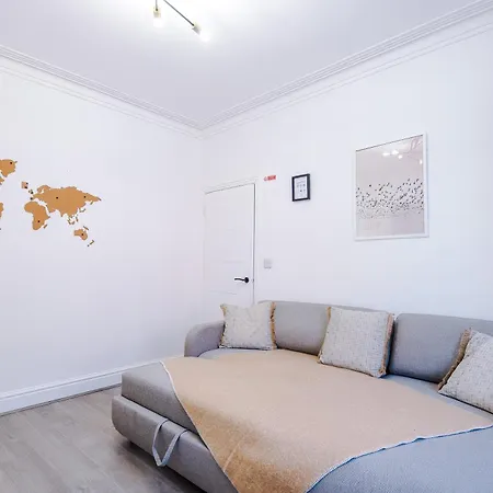 Stunning In Salford With Free Parking, Office, Pool & Ping Pong Table *