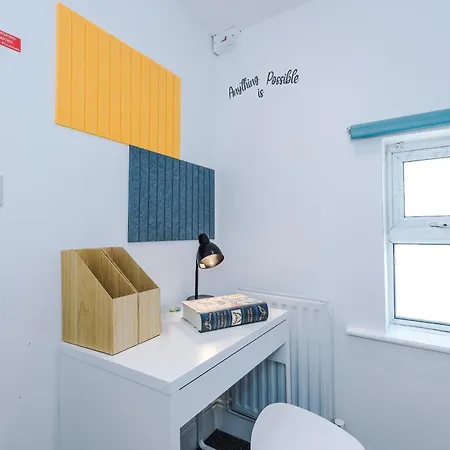 Stunning In Salford With Free Parking, Office, Pool & Ping Pong Table 曼彻斯特