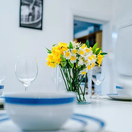 Stunning In Salford With Free Parking, Office, Pool & Ping Pong Table * Manchester