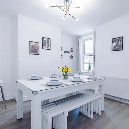Holiday home Stunning In Salford With Free Parking, Office, Pool & Ping Pong Table