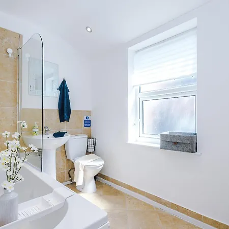 Semesterbostad Stunning In Salford With Free Parking, Office, Pool & Ping Pong Table Manchester