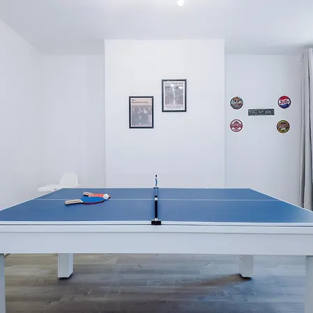 Stunning In Salford With Free Parking, Office, Pool & Ping Pong Table *