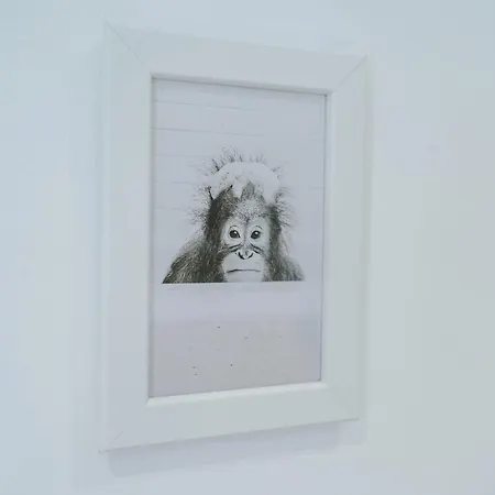 Stunning In Salford With Free Parking, Office, Pool & Ping Pong Table