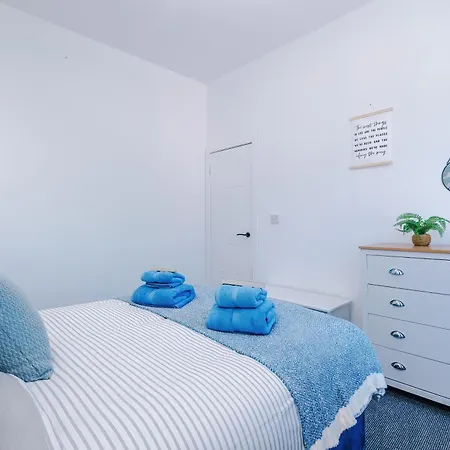 Holiday home Stunning In Salford With Free Parking, Office, Pool & Ping Pong Table