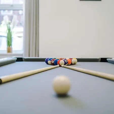 Holiday home Stunning In Salford With Free Parking, Office, Pool & Ping Pong Table *
