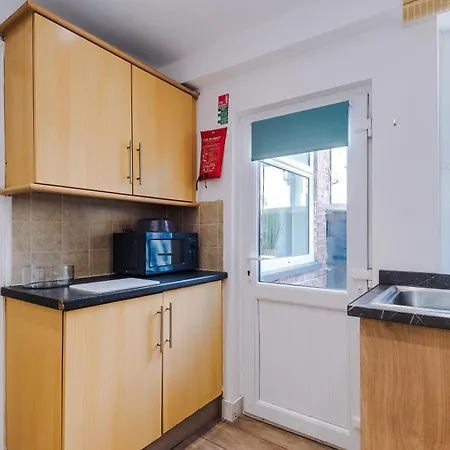 Stunning In Salford With Free Parking, Office, Pool & Ping Pong Table *