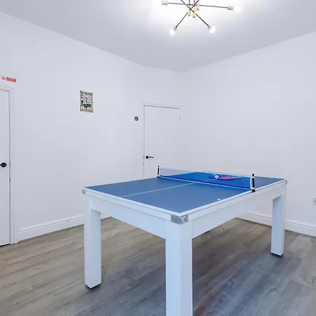 Stunning In Salford With Free Parking, Office, Pool & Ping Pong Table