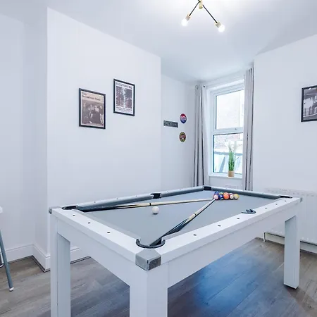 Stunning In Salford With Free Parking, Office, Pool & Ping Pong Table Manchester