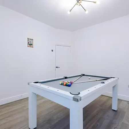 Holiday home Stunning In Salford With Free Parking, Office, Pool & Ping Pong Table