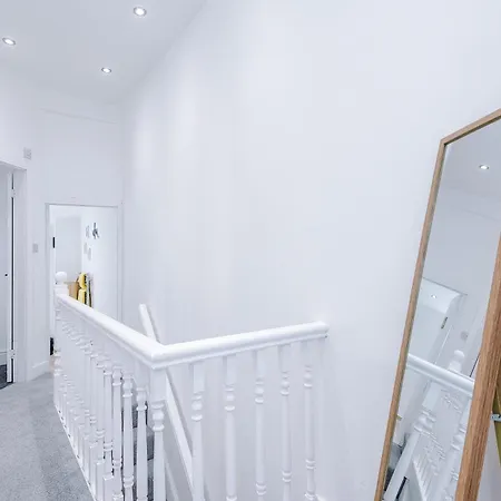 Stunning In Salford With Free Parking, Office, Pool & Ping Pong Table