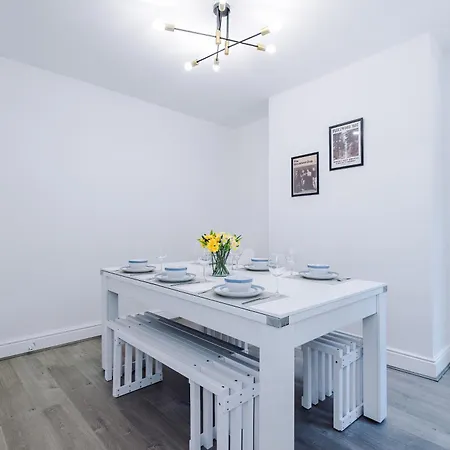 Stunning In Salford With Free Parking, Office, Pool & Ping Pong Table Holiday home